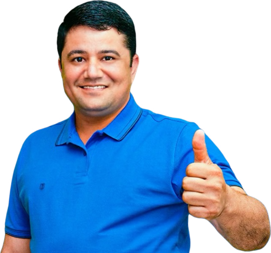 Rogério Freitas, pré-candidato a deputado estadual do Tocantins, com camisa azul e polegar para cima